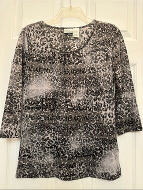 Grey and black 3/4 sleeve shirt